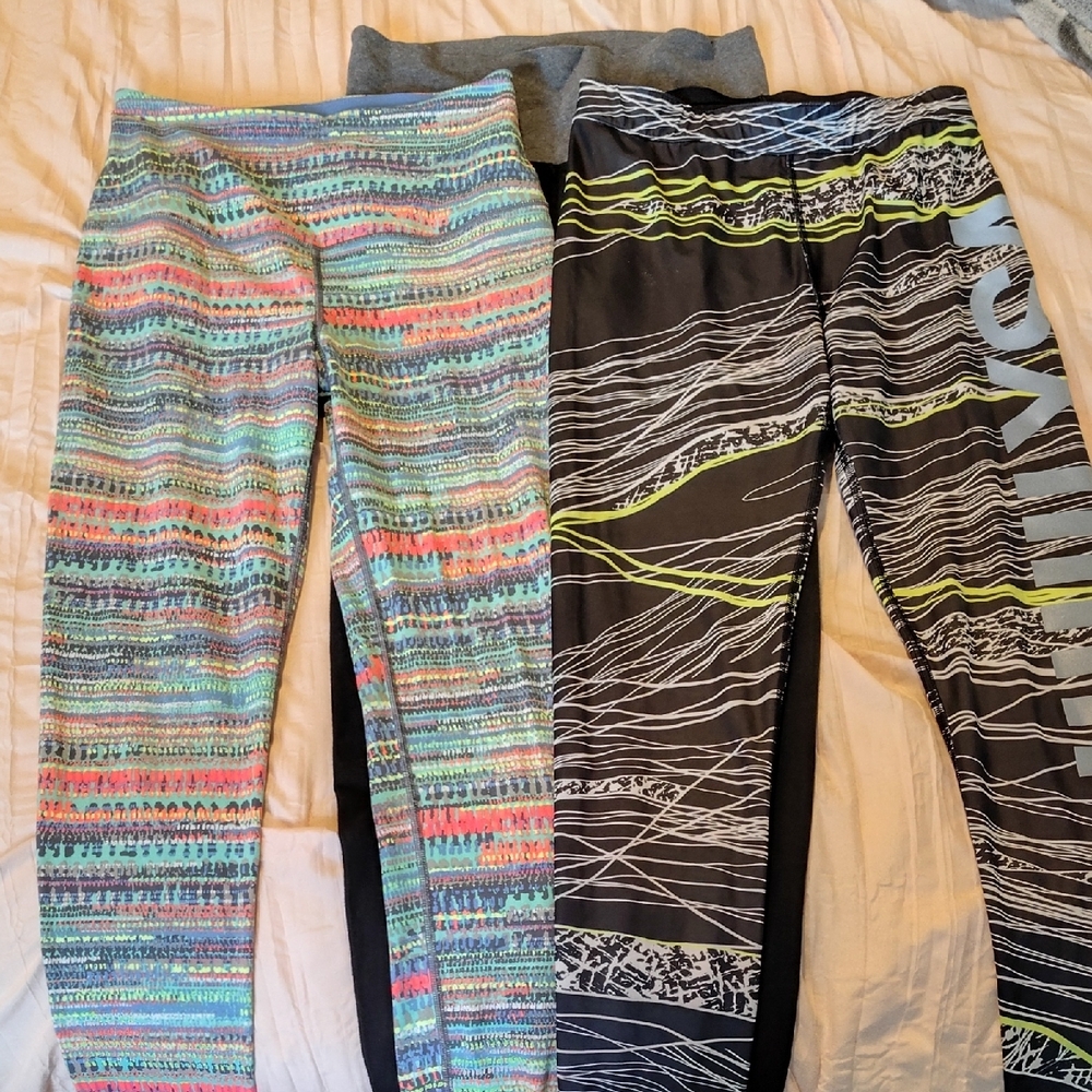 Victoria's Secret Sport Leggings Size Small in Black, Gray, and Multicolor